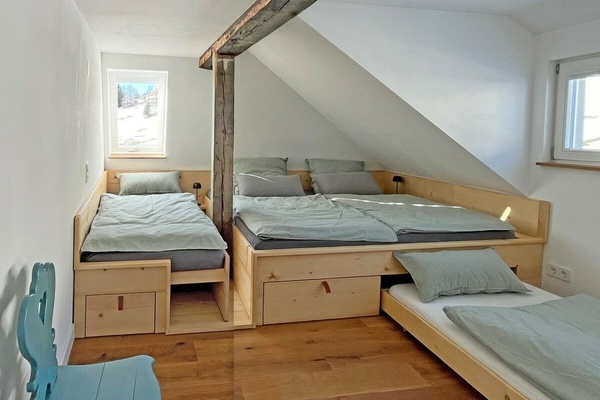 Alkoven - Platz f�r 4 Personen. 1 Doppelbett (2m breit) und 2 Einzelbetten (je 1 m breit)