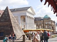 Marktplatz und Pyramide (Bildnachweis: Mit freundlicher Genehmigung der KTG Karlsruhe Tourismus GmbH) Marktplatz und Pyramide (Bildnachweis: Mit freundlicher Genehmigung der KTG Karlsruhe Tourismus GmbH)